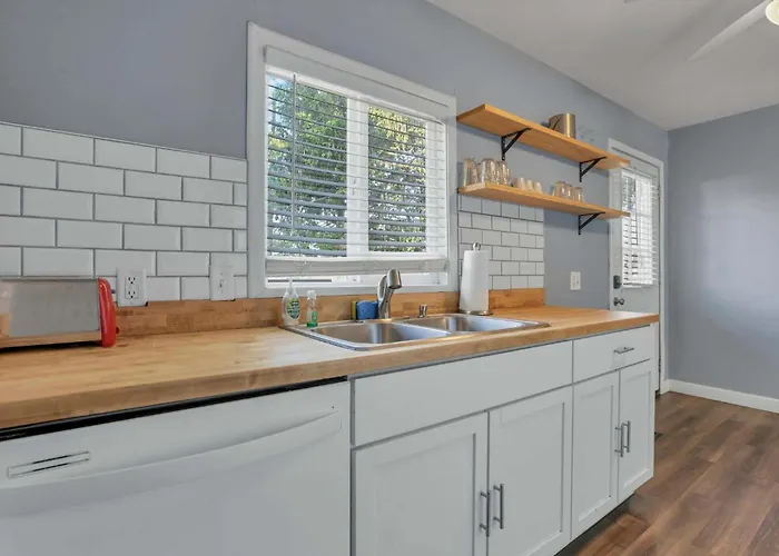 Housepitality - The Sunset House