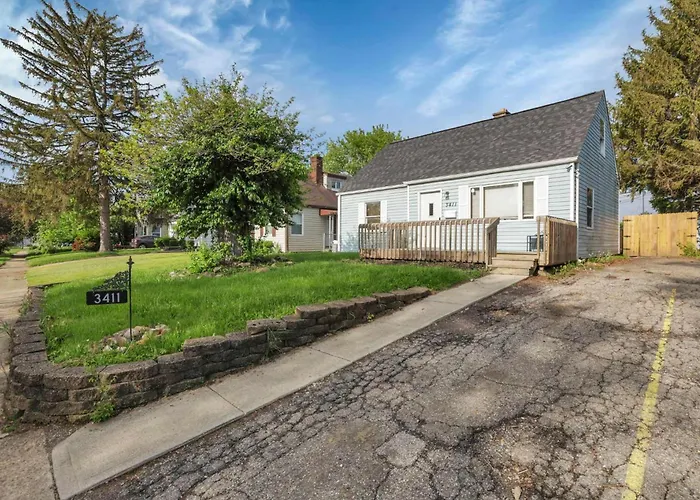 Housepitality - The Sunset House * Columbus
